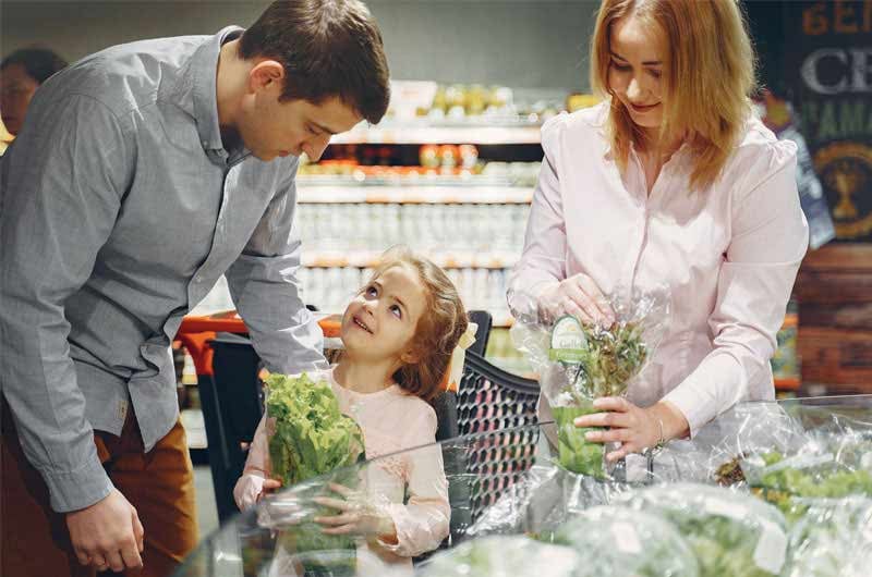 Padre-madre-e-figlia-fanno-la-spesa-comprando-verdure-1