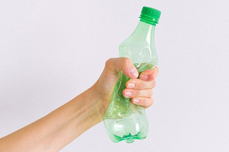 Bottiglie di plastica monouso: risparmio, riciclo e riuso