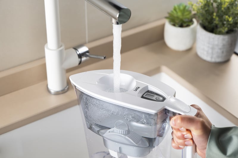 caraffa-che-viene-riempita-con-acqua-del-rubinetto