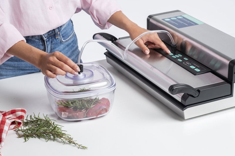 dettaglio-di-mani-di-donna-che-usano-vt3250-laica