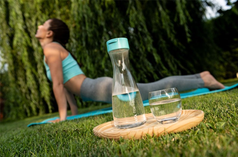 donna-con-bottiglia-filtrante-flow-n-go-fitness-