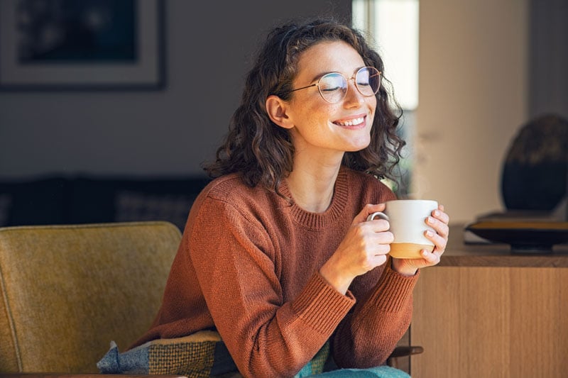 effetti-caffeina-donna-che-beve-caffè