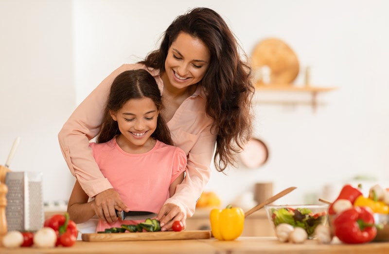 mamma-e-filgia-cucinano-insieme-e-sono-felici