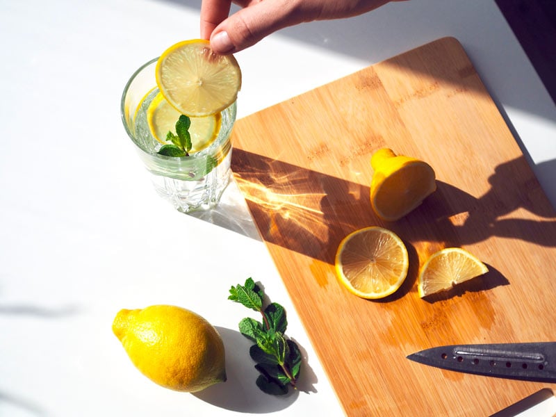 Benefici acqua e limone: fa bene alla routine quotidiana del benessere?