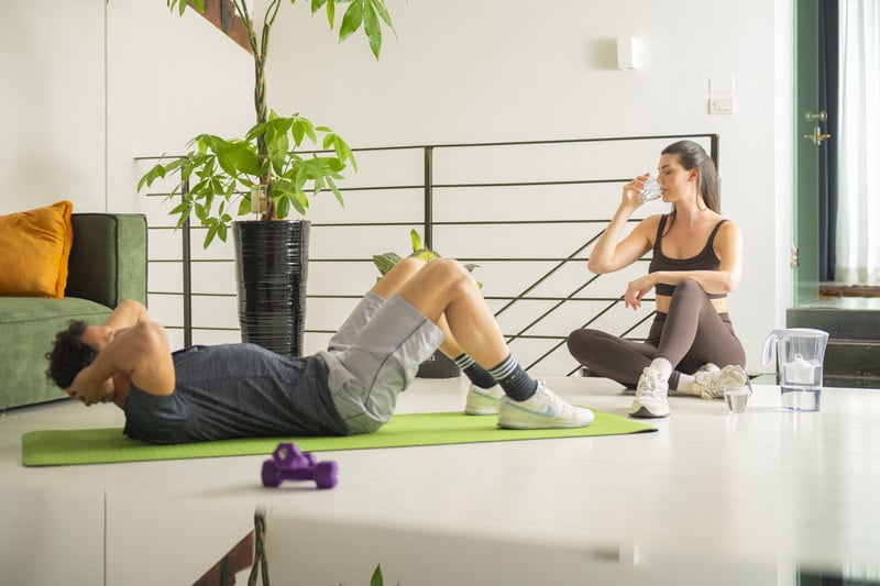 uomo-e-donna-che-fanno-fitness